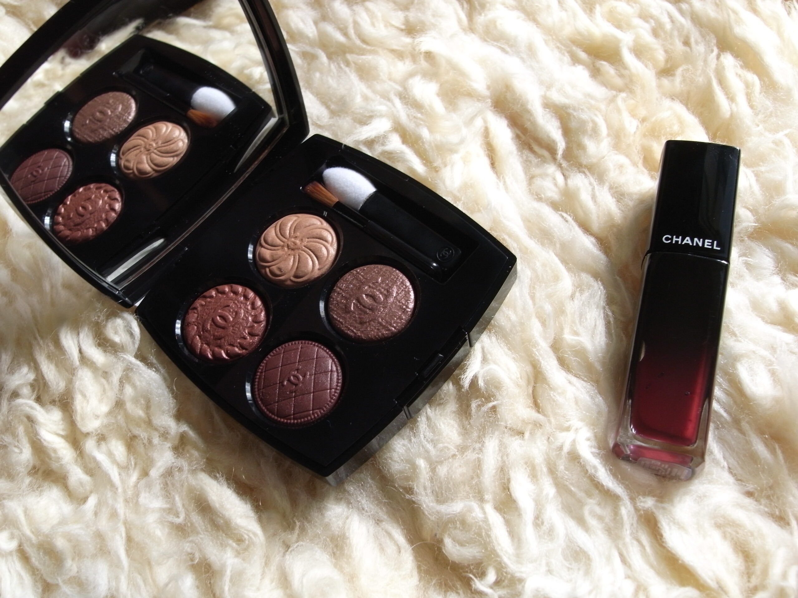 『涼やかで気品ある秋のブラウンパレット』シャネル レ キャトル オンブル ブトン 219 ブトン クチュール (限定) 【レビュー】