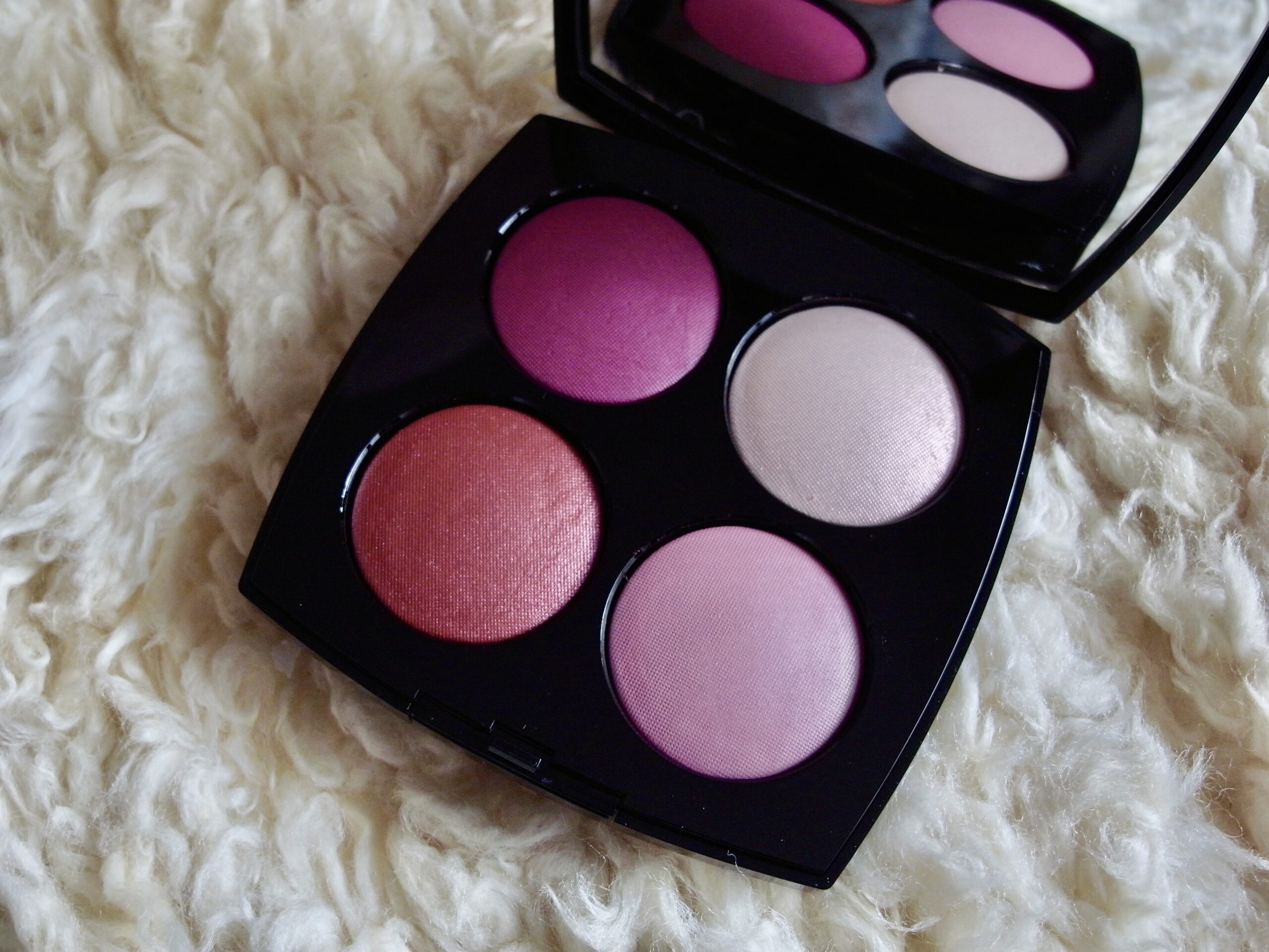 春のシャネルは鮮やかなピンクに毒っ気を潜ませて